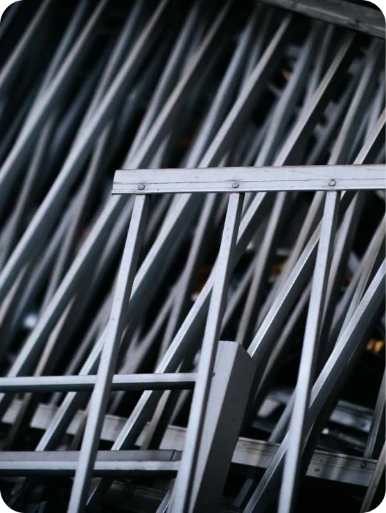 Profilés et barres en acier stockés sur la plateforme de recyclage DEYA Récupération à Vongy